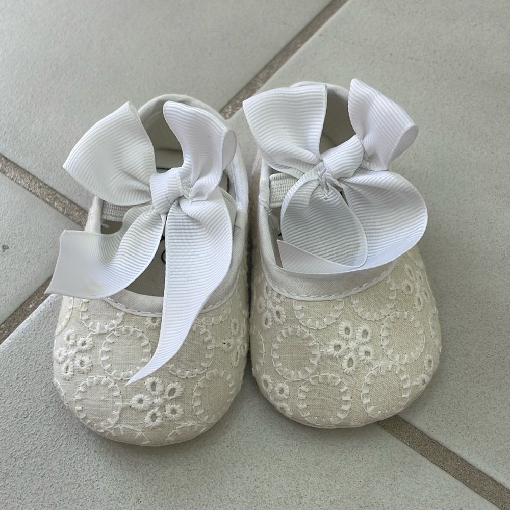 BABY white shoes with bows. Size 0-3 months.